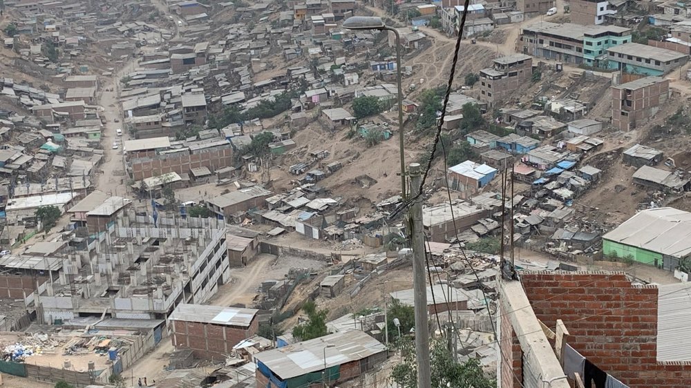 Vista aérea del asentamiento urbano Nueva Rinconada en las laderas de Pamplona Alta, San Juan de Miraflores