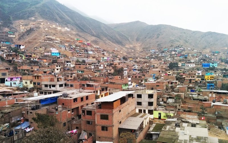Vista panorámica de un asentamiento urbano de autoconstrucción progresiva en las laderas de Lima