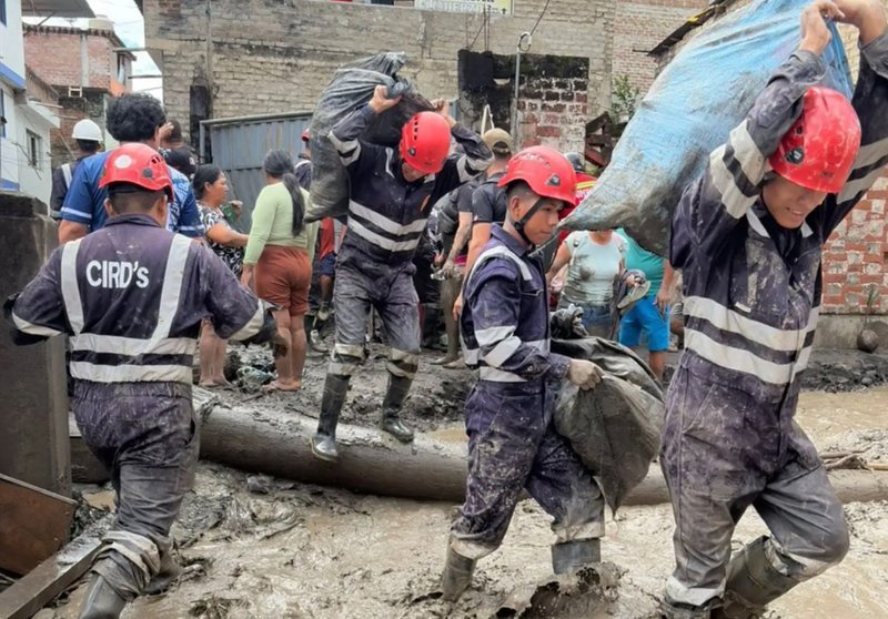 Personal de las Fuerzas Armadas y rescatistas ayudando a la población de Ayna, Ayacucho, tras una inundación
