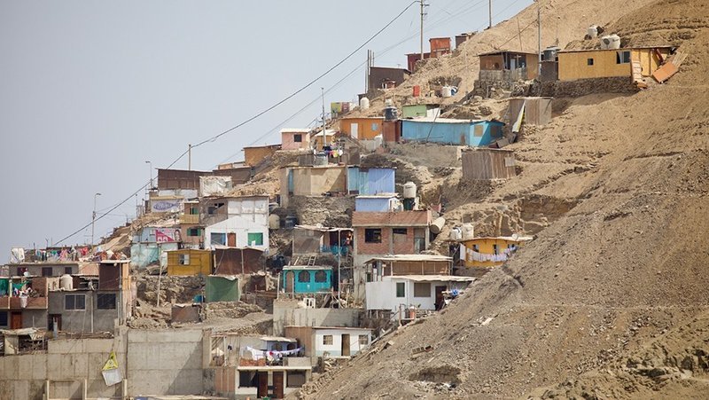 Vivienda popular construida en las laderas áridas de un cerro en Lima