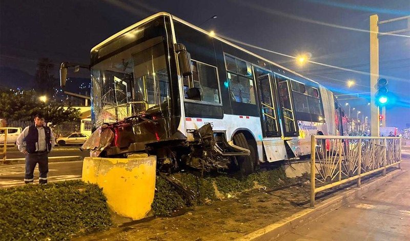 Bus del Metropolitano con la parte frontal destruida tras un accidente nocturno en Independencia, Lima
