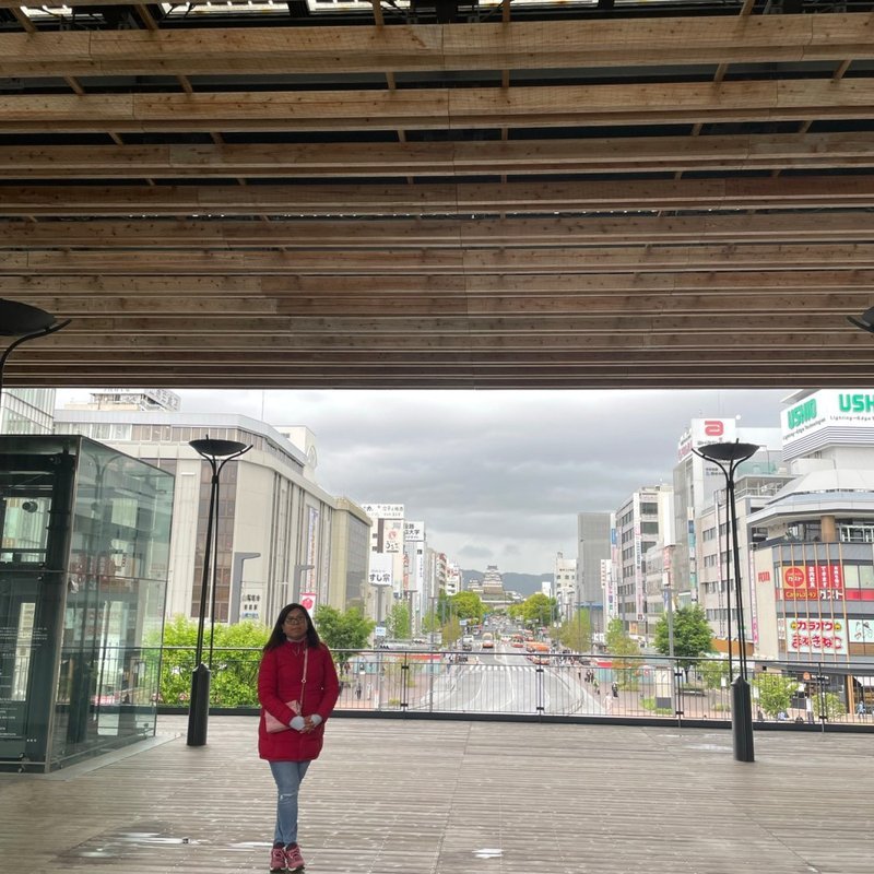 Carmen Santillán en la Estación de Himeji, Japón, con la avenida principal de la ciudad al fondo