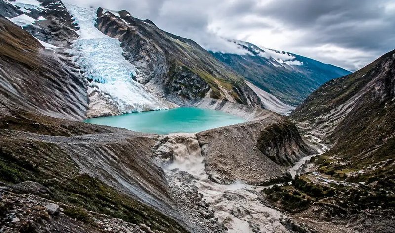 Ilustración de un desprendimiento de hielo y roca desde una montaña del Himalaya sobre una laguna glaciar